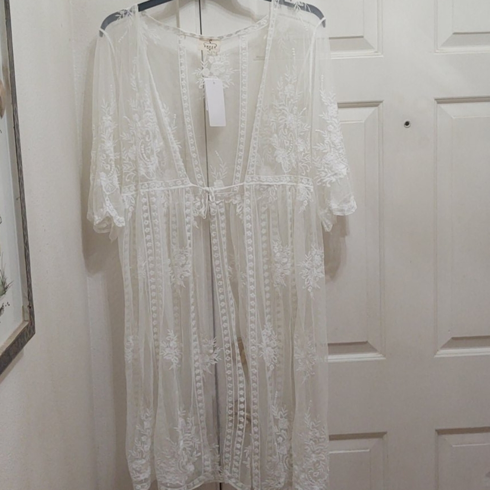 NWT Ember long white floral kimono